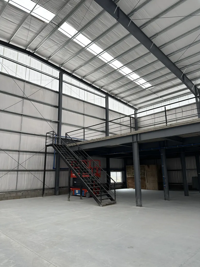 Interior de la nueva nave de Seventeen SRL con entrepiso